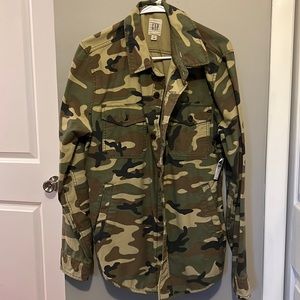 NWT Men’s Gap Army Print Button-up Shirt, Size Medium